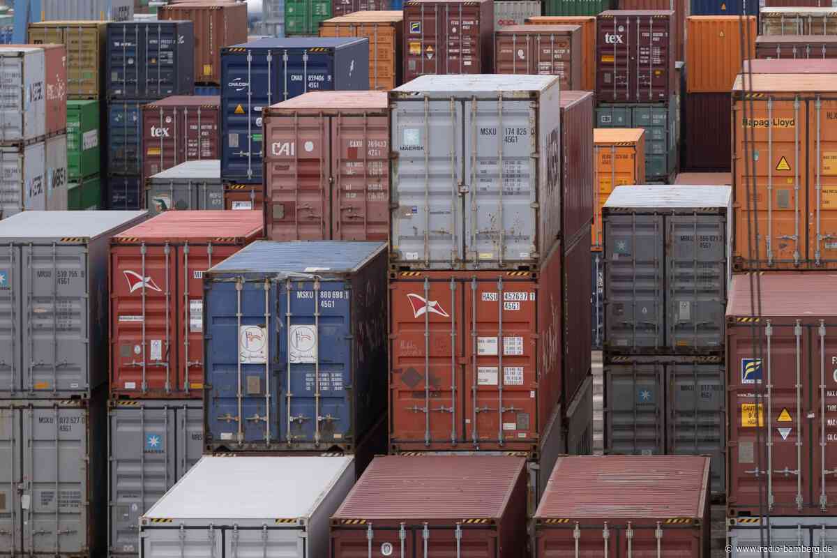 Schiffscontainer mit Autoreifen brennen auf Werkstattgelände