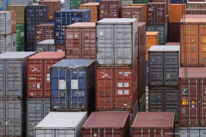 Schiffscontainer mit Autoreifen brennen auf Werkstattgelände