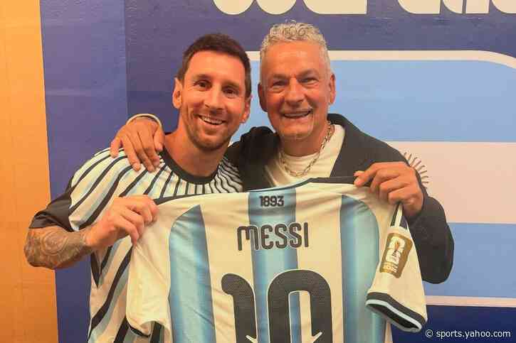 Legendary no.10s: Messi gifts Baggio Argentina shirt after World Cup quarter-final