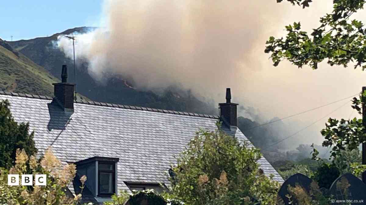 Trigolion yn gorfod gadael eu cartrefi wedi tân mawr yn y gogledd