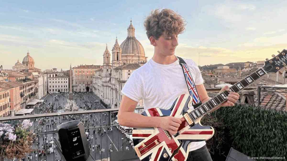 Durante il lockdown suonava la chitarra sui tetti di Piazza Navona, oggi Jacopo Mastrangelo trasloca: “Non ci rinnovano il contratto perché diventerà un B&B”