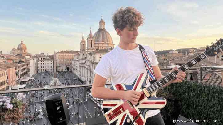 Durante il lockdown suonava la chitarra sui tetti di Piazza Navona, oggi Jacopo Mastrangelo trasloca: “Non ci rinnovano il contratto perché diventerà un B&B”