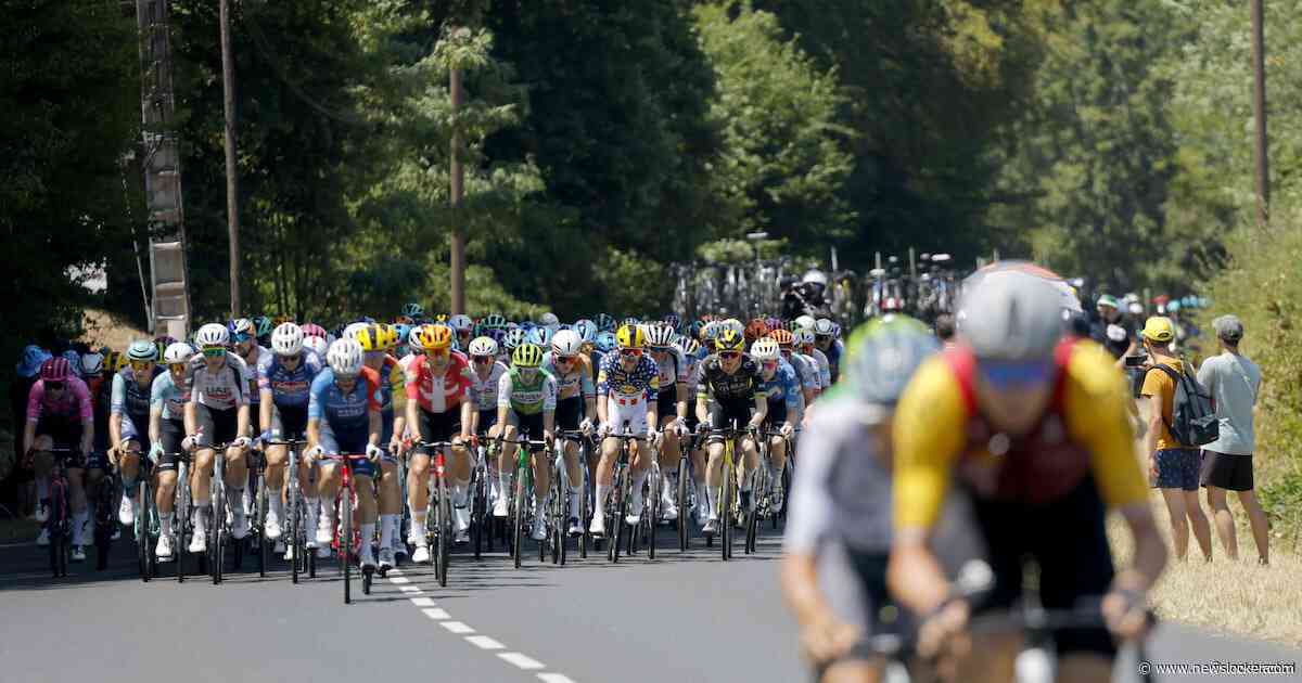 Mathieu van der Poel probeert weg te komen in snikhete heuvelrit, Pedersen steviger in groen