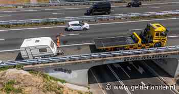 Caravan in brand op A12 in Zevenaar