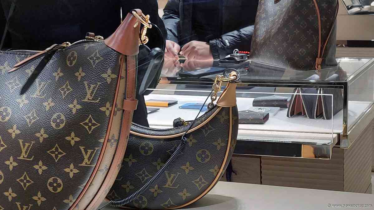 Toerist (22) in Amsterdam krijgt op klaarlichte dag vuurwapen tegen zijn gezicht en wordt beroofd van Louis Vuitton-tas