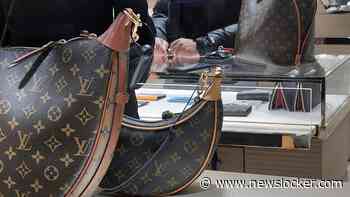 Toerist (22) in Amsterdam krijgt op klaarlichte dag vuurwapen tegen zijn gezicht en wordt beroofd van Louis Vuitton-tas
