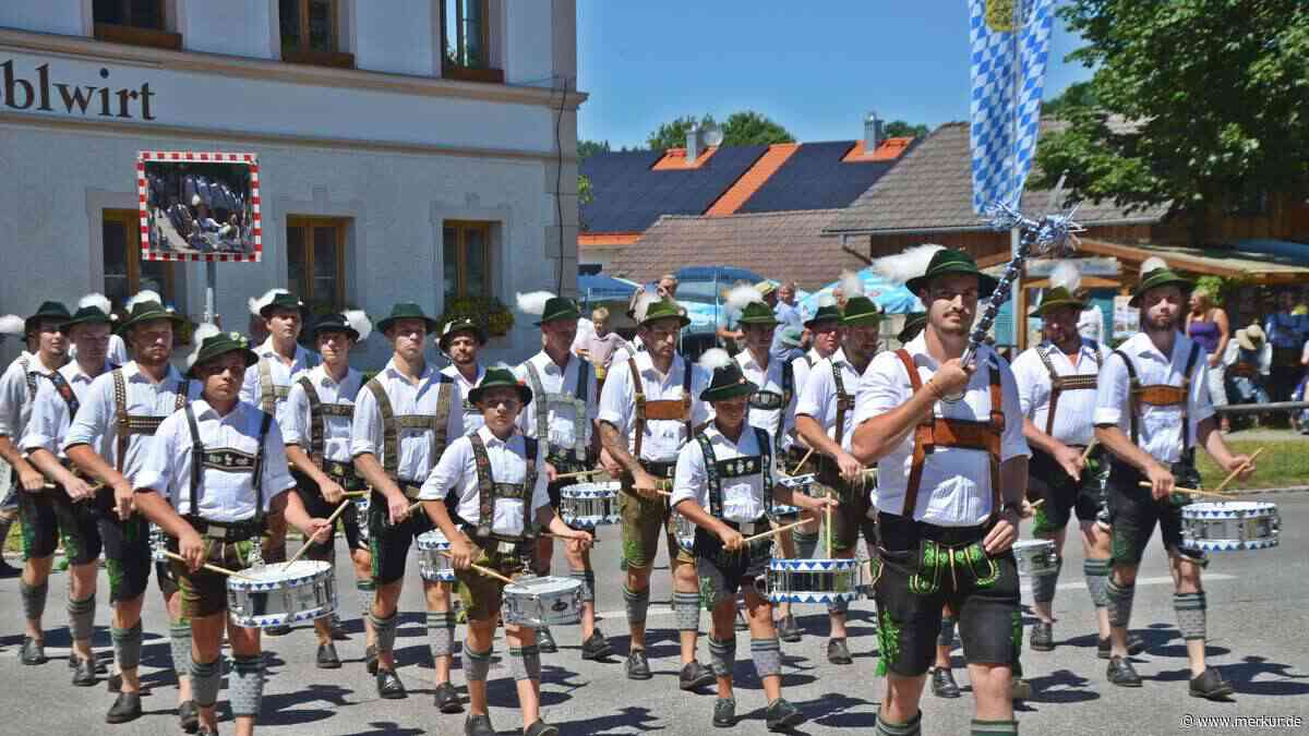 Rund 50 Gruppen dabei: Bilderbuch-Umzug bei Bilderbuch-Wetter