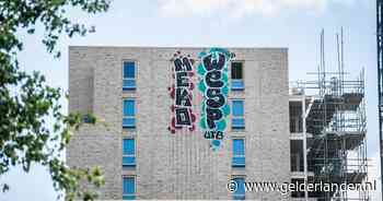 ‘Dat zijn geen artiesten maar vandalen’: lezers reageren op graffiti op woontoren