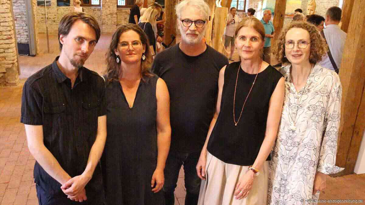 Kunstwochenende in Moosburg: Holzskulpturen wie aus Tim-Burton-Film begeistern Besucher