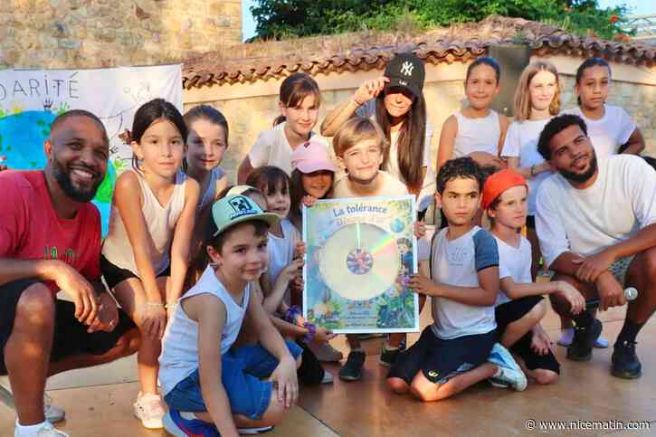 Le rappeur Kilian Alaari remet un disque d’or à ces artistes en herbe d’une école de Valbonne