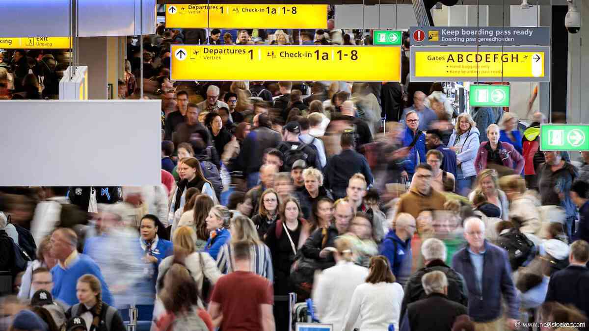 Tientallen mensen misten vlucht van Transavia door lange rijen op Schiphol