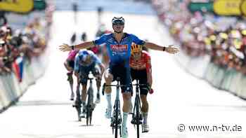 "Alarmstufe Rot" bei Tour: Mathieu van der Poel gewinnt "super harte" Hitzeschlacht