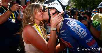 Zwangere vriendin Roxanne wacht Mathieu van der Poel op voor een dikverdiende overwinningskus