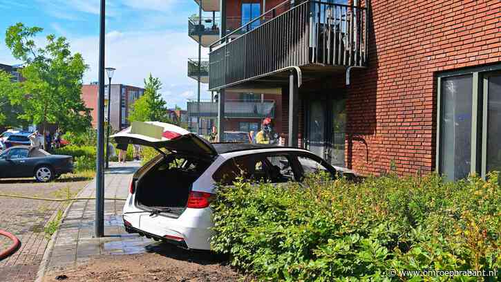 Auto vliegt in brand na crash tegen appartement in Veldhoven