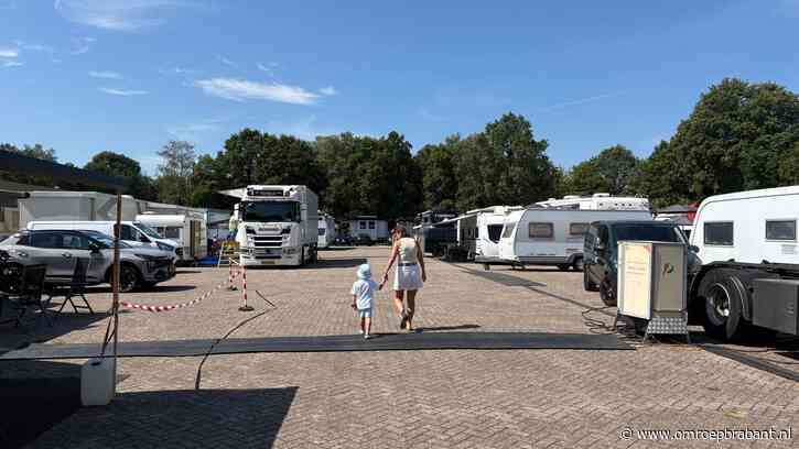 Kermisdorp Het Laar in Tilburg bijna vol: 'Het past allemaal maar net'