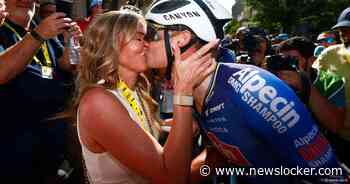 Zwangere vriendin Roxanne wacht Mathieu van der Poel op voor een dikverdiende overwinningskus