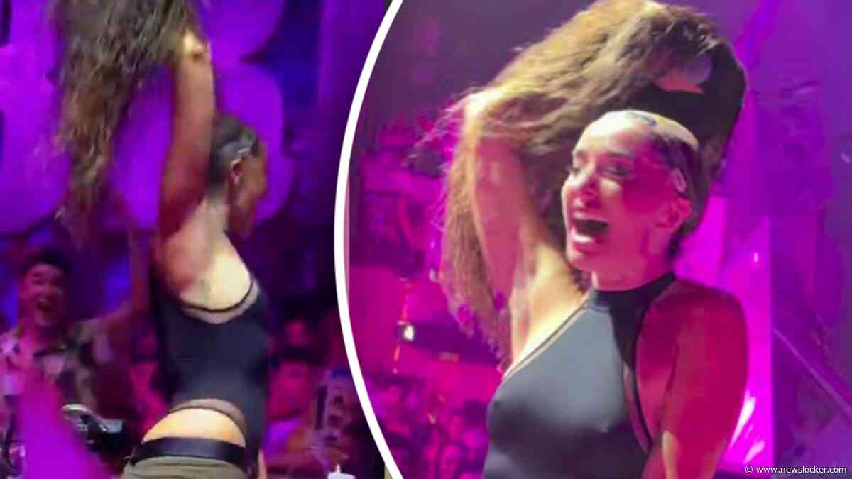 Hilarisch: zangeres verliest pruik tijdens optreden op Ibiza