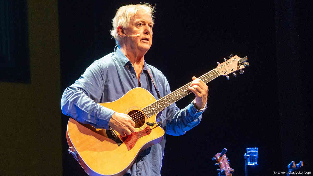 Tranen in de zaal en staande ovaties voor Harrie Jekkers (75) bij afscheid van het theater: ’Het is goed zo, ik ga lekker uitdrijven’