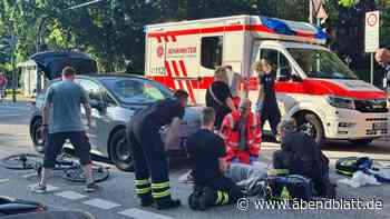 Radfahrer kollidiert mit Leihwagen und muss ins Krankenhaus