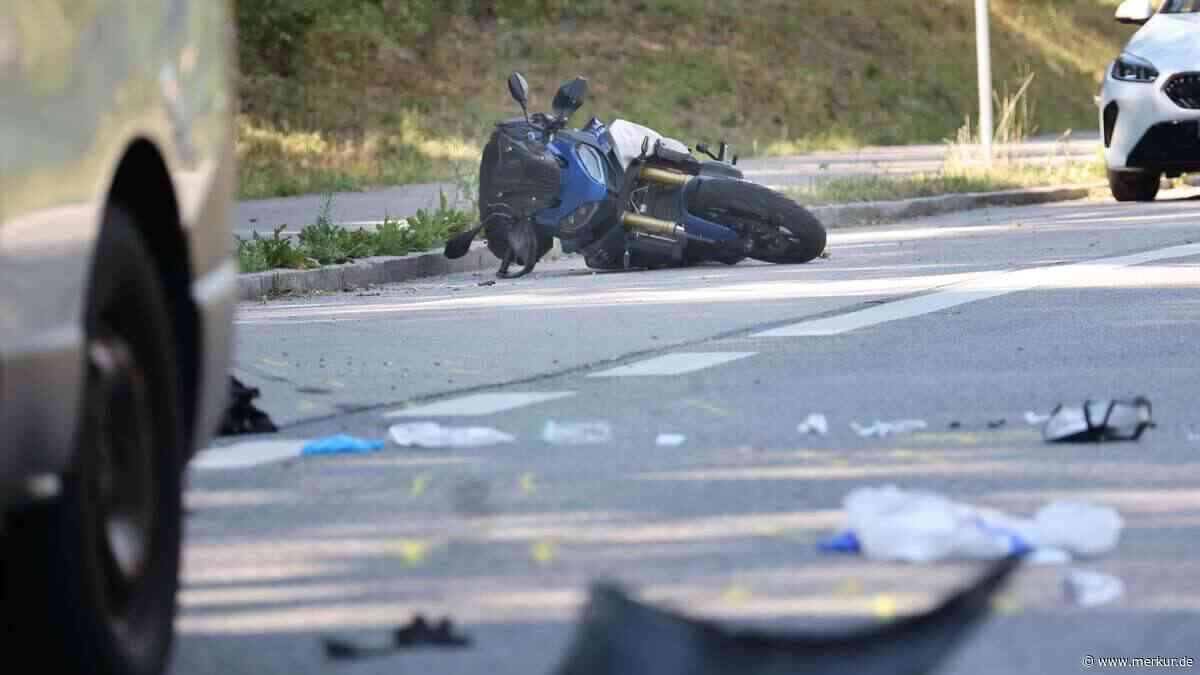 Motorradfahrer (20) stirbt auf Bundesstraße in Oberbayern – Vater muss tödlichen Unfall mitansehen