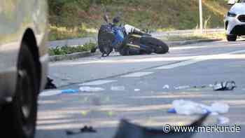 Motorradfahrer (20) stirbt auf Bundesstraße in Oberbayern – Vater muss tödlichen Unfall mitansehen
