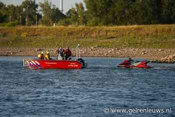 Brandweer sleept jetski uit rivier