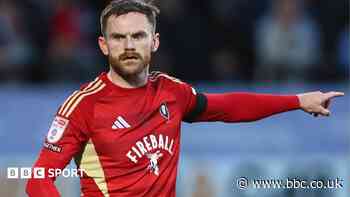 Defender Turton extends Salford contract