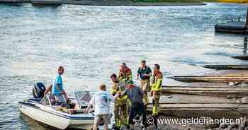 Visser en watersporters redden losgeschoten hond uit het water