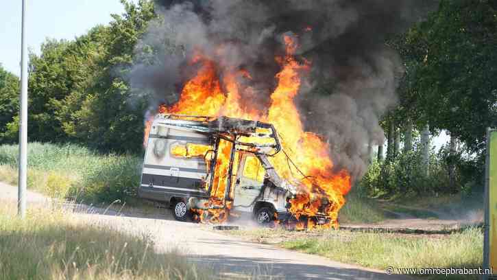 Vlammen slaan uit camper in Dongen, meerdere knallen te horen