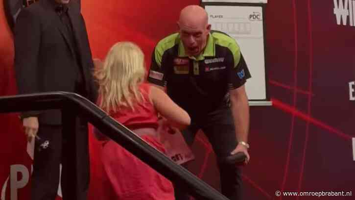Hartverwarmend: dochter Zoë (8) rent na wedstrijd op Michael van Gerwen af