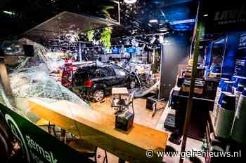 Auto rijdt tankstationshop binnen langs snelweg