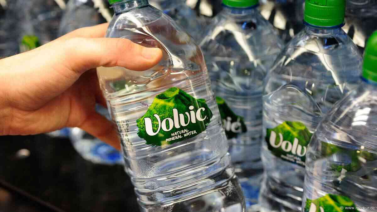 Dreiste Lüge auf Wasserflasche: Volvic muss 75.000 Euro zahlen – Urteil gilt als „historisch“