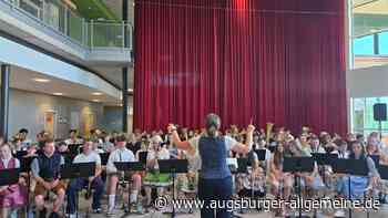Mit Polka, Pop und viel Teamgeist: Knapp 70 Bläser begeistern beim Sommerkonzert der Realschule