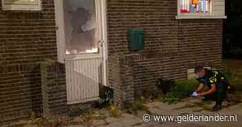 Voordeur zwaar beschadigd na nachtelijke explosie in Wageningen