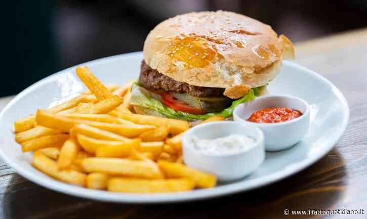 “Morivamo di fame”: sposini fuggono di nascosto dal ricevimento di nozze per mangiare un hamburger