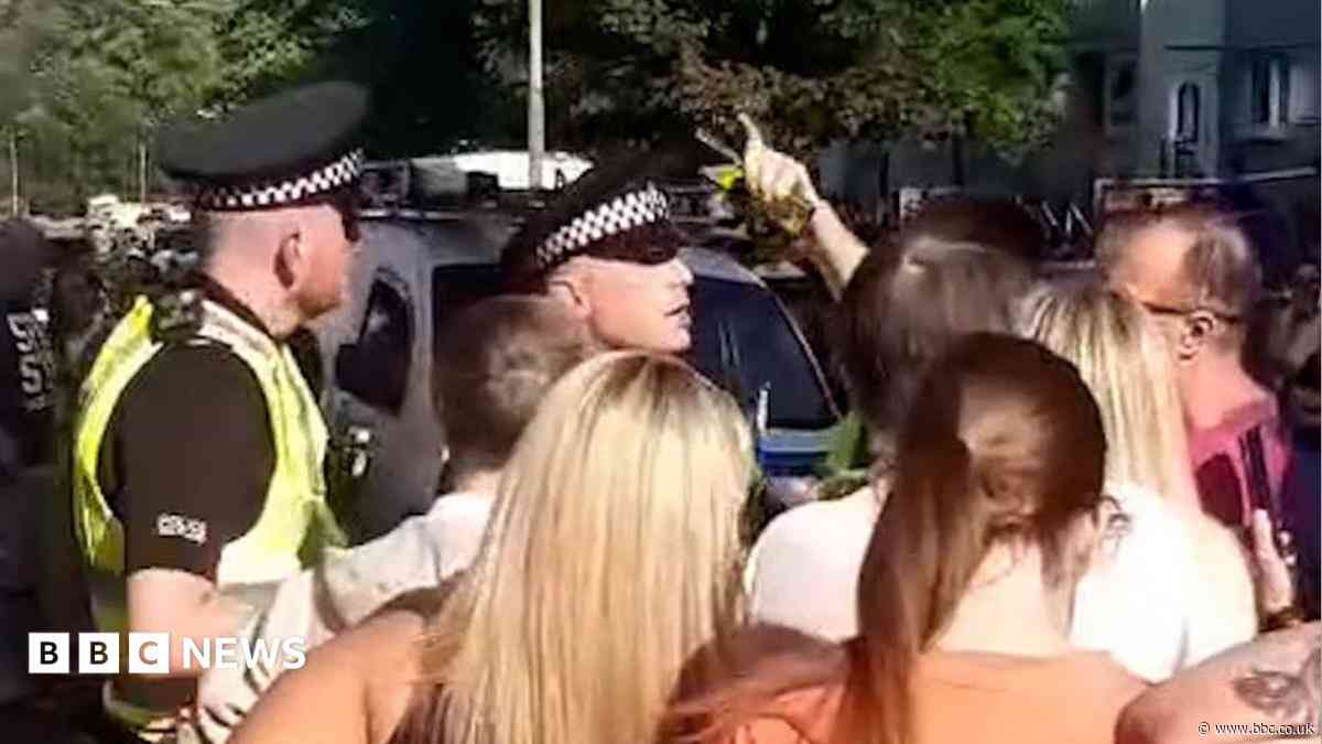 Police issue hate crime warning after hundreds gather in Glasgow street
