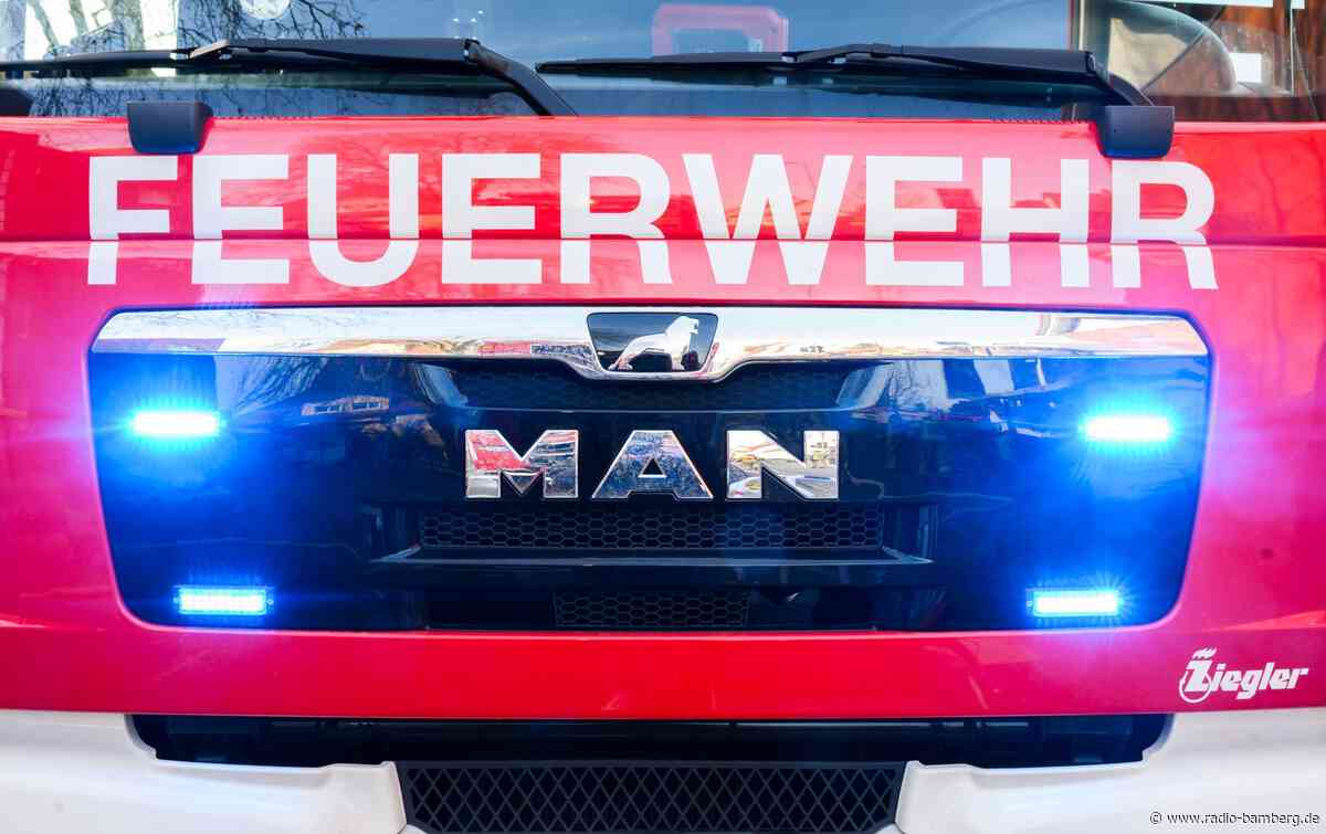 Fahrer von Feuerwehrwagen bewusstlos – prallt gegen Hauswand