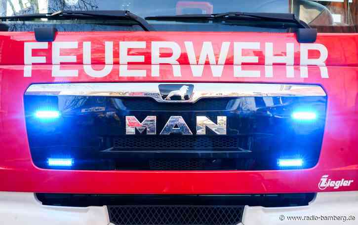 Fahrer von Feuerwehrwagen bewusstlos – prallt gegen Hauswand