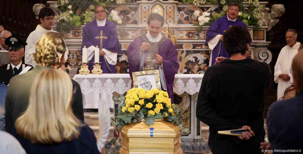 Funerali di Peppino Di Capri, le saracinesche dei bar della piazzetta abbassate in segno di lutto cittadino. Tra i presenti Aurelio e Luigi De Laurentiis, Luca di Montezemolo e Diego Della Valle