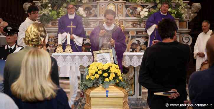 Funerali di Peppino Di Capri, le saracinesche dei bar della piazzetta abbassate in segno di lutto cittadino. Tra i presenti Aurelio e Luigi De Laurentiis, Luca di Montezemolo e Diego Della Valle