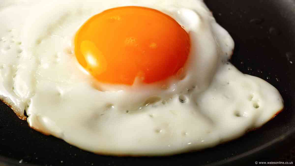 Fried eggs will be tastier when you add 1 tablespoon of simple ingredient to the pan