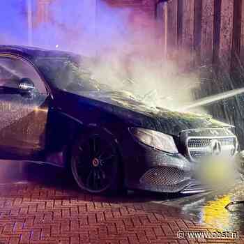 Auto volledig uitgebrand aan Kerkstraat in Glanerbrug