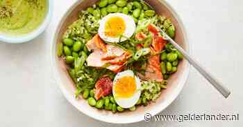 Wat Eten We Vandaag: Broccolirijstbowl met zalm en avocadosaus