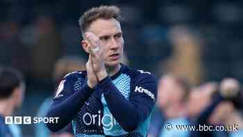 Wycombe sign Luton striker Woodrow