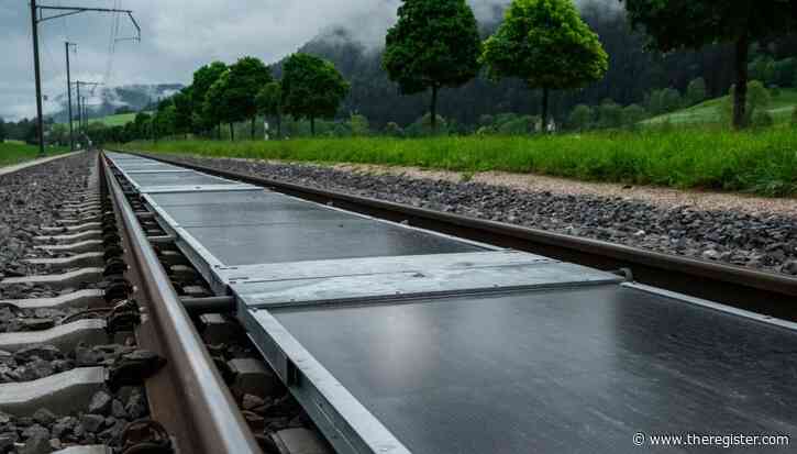 Photovoltaics are still running after a year under Swiss trains