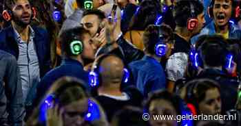 Zelf muziek uitkiezen op silent disco in Arnhems buurtcentrum