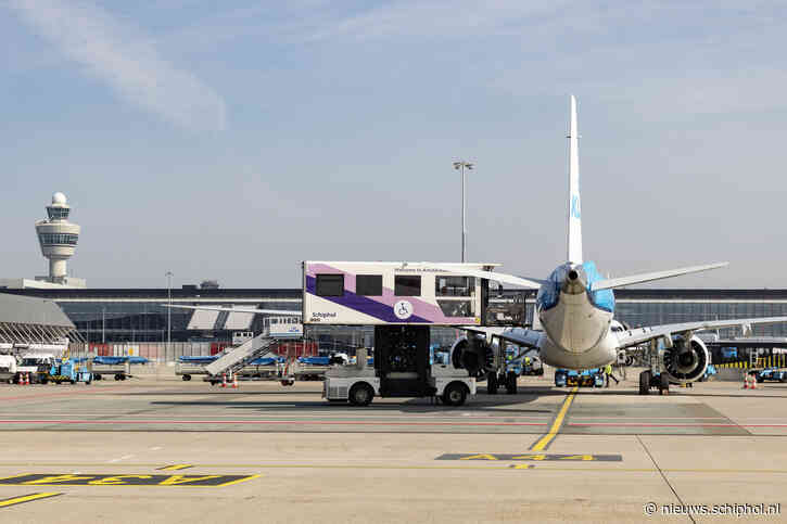 Schiphol gaat reizigers met verminderde mobiliteit zelf begeleiden