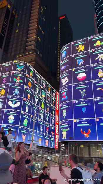 Mewtwo has arrived in #TimesSquare! ⚡ #NYC #PokemonGO #PokemonGO10 #pokémon