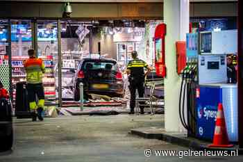 Vrouw (23) rijdt tankstation langs snelweg binnen