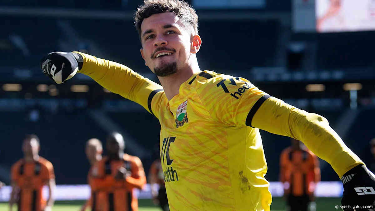 Barnsley sign Ipswich goalkeeper Slicker on loan